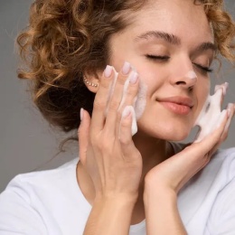 Zestaw Enzymatyczne oczyszczanie i nawilżanie do skóry suchej + Pianka